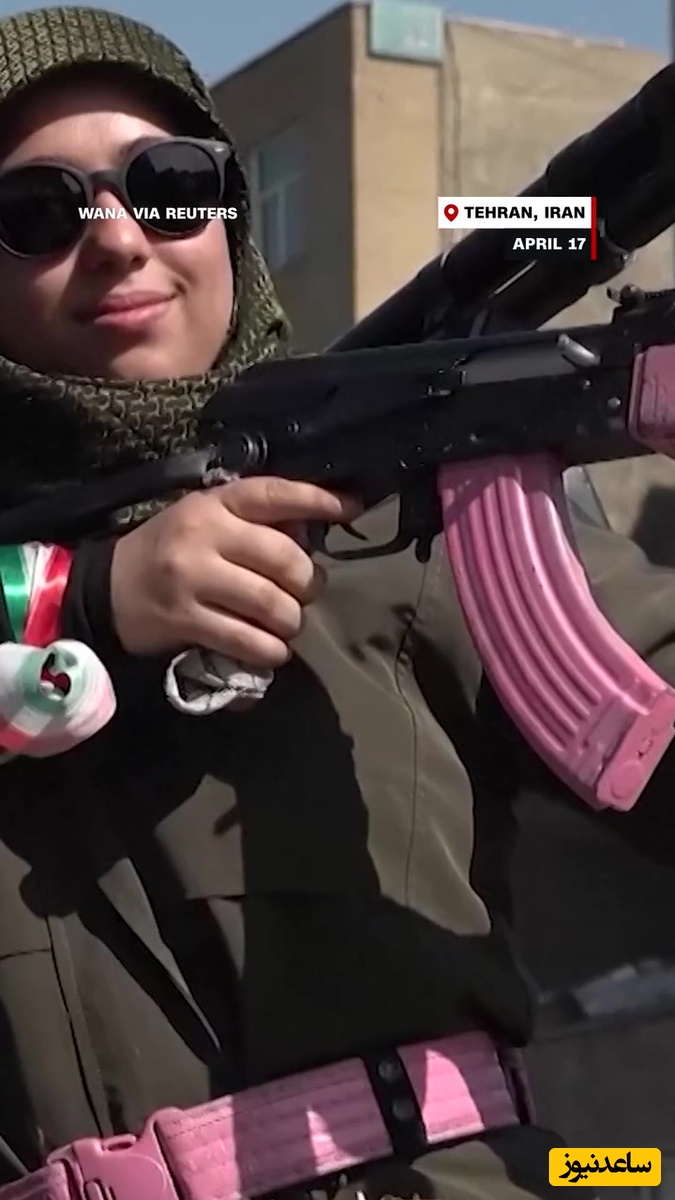ببینید| تعجب رسانه‌های آمریکایی از این استایل  دختران ایرانی که با اسلحه به خیابان‌ها آمدند + ویدیو