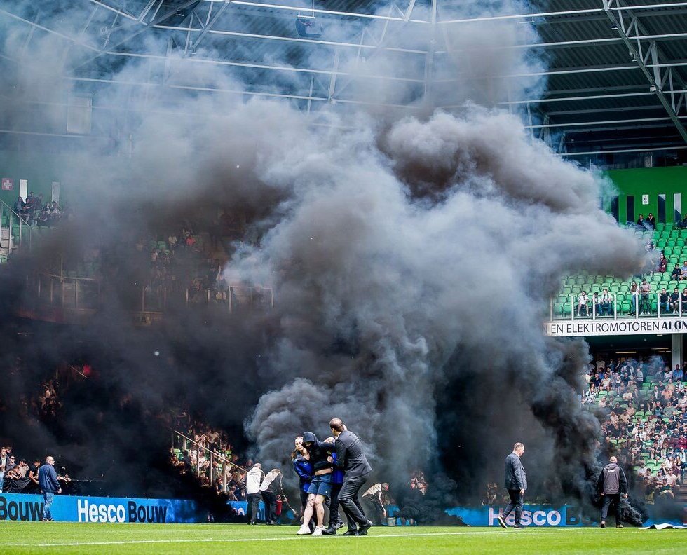 پرتاب بمب‌های دودزای سیاه وسط بازی لیگ فوتبال اروپایی+ تصاویر