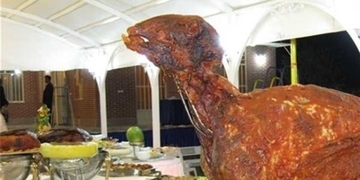 پشت‌پرده ضیافت مجلل اولین پادشاه عربستان؛ تصویری متفاوت از سفره‌ای با دو شتر کامل