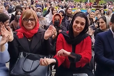 کیف کوک الیکا عبدالرزاقی در جشنواره آشپزی دوآب رامسر با آهنگ مازندرانی در کنار همشهری های خونگرمش/ الیکا عبدالرزاقی هرجا باشه بساط شادی به راهه😍