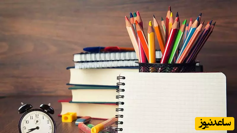 تعدادی کتاب و خودکار روی میز