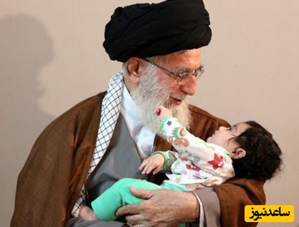 لحظه دیدنی نوحه‌ گوش‌ دادن نوه رهبر شهید انقلاب در آغوش ایشان+ ویدئو/ چشم رنگی و جذاب