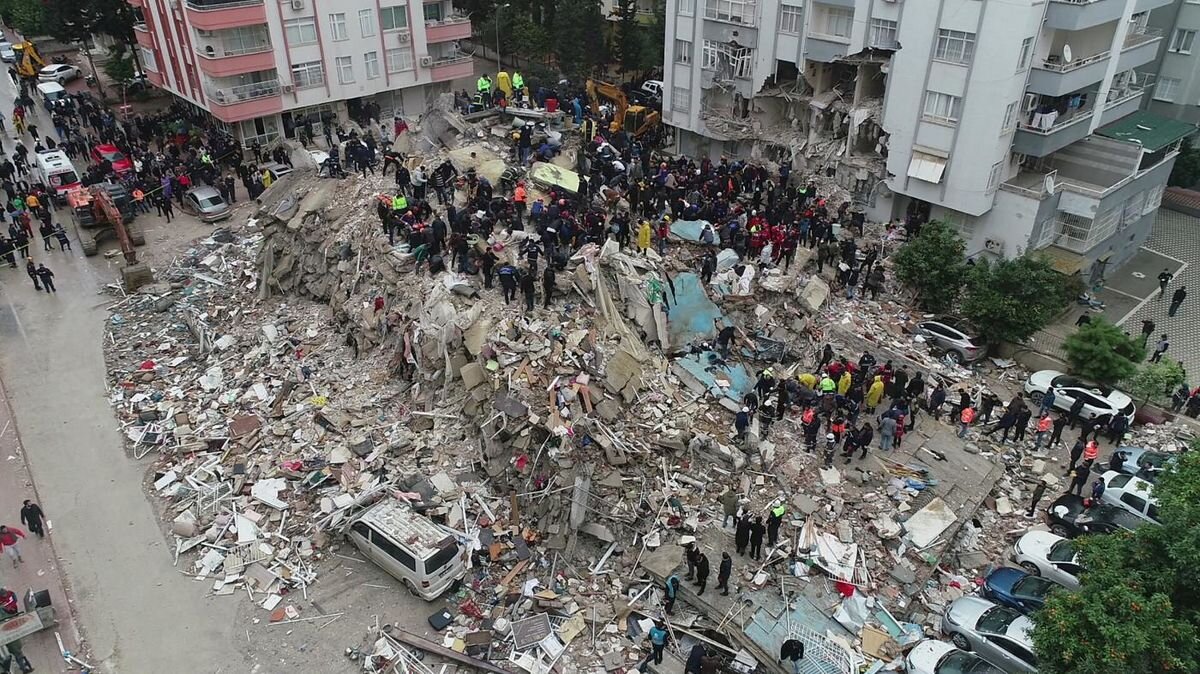 ویدیویی با بازدید میلیونی از پرستار ترکیه ای که برای نجات بیماران در زلزله از جان خود گذشت