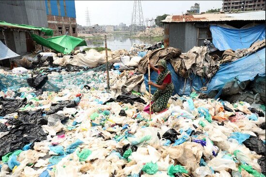 جمع آوری زباله های پلاستیکی برای فرآوری در کارخانه پلی اتیلن در شهر داکا بنگلادش/ زوما