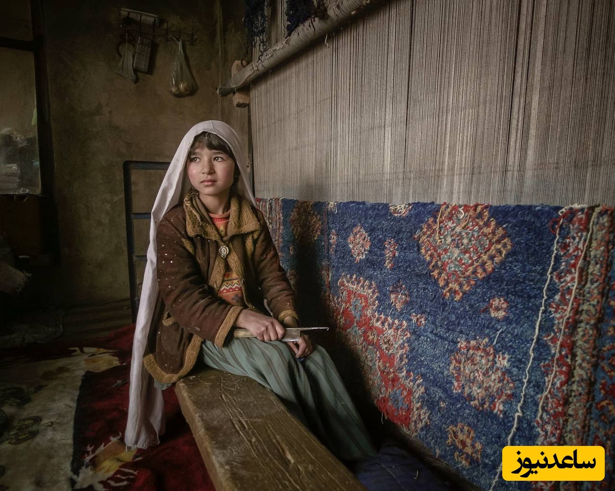 عکس یک دختر افغان در حال بافتن فرش در کابل / علی حامد حق دوست