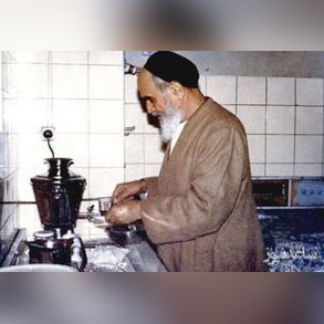 2 عکس‌ کمتر دیده شده از وضوی امام خمینی