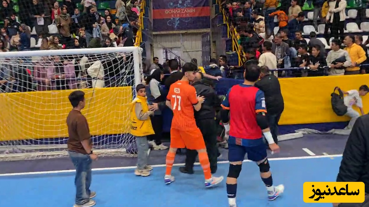 بزن بزن و کتک کاری در فوتسال ؛ کار به جایی رسید که اشک آور زدن