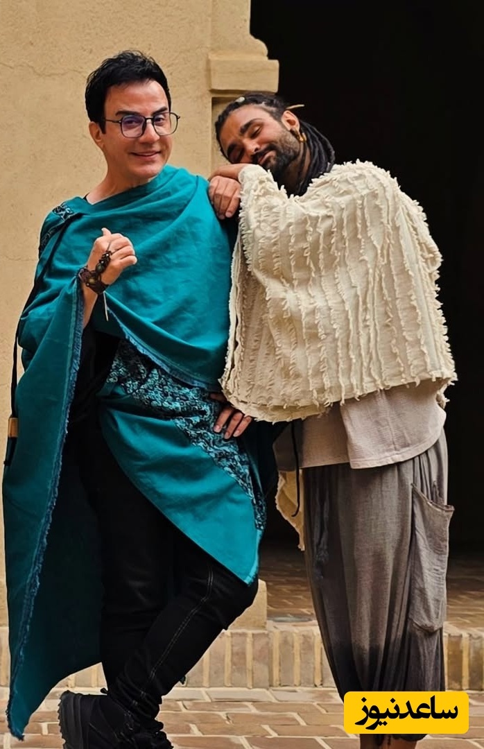 هنرنمایی هندی عمو پورنگ با لباس تبتی آبی به سبک بوهو/ از خنده روده‌بر شدم🤣 + ویدیو