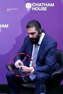 ببینید| این آبروریزی سگ اسرائیلی در جلوی هزاران نفر سوژه رسانه‌ها شد!/ جولانی نمی‌تواند  درب بطری آب را باز کند+ ویدیو