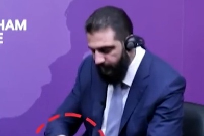 ببینید| این آبروریزی سگ اسرائیلی در جلوی هزاران نفر سوژه رسانه‌ها شد!/ جولانی نمی‌تواند یک درب بطری را باز کند+ ویدیو