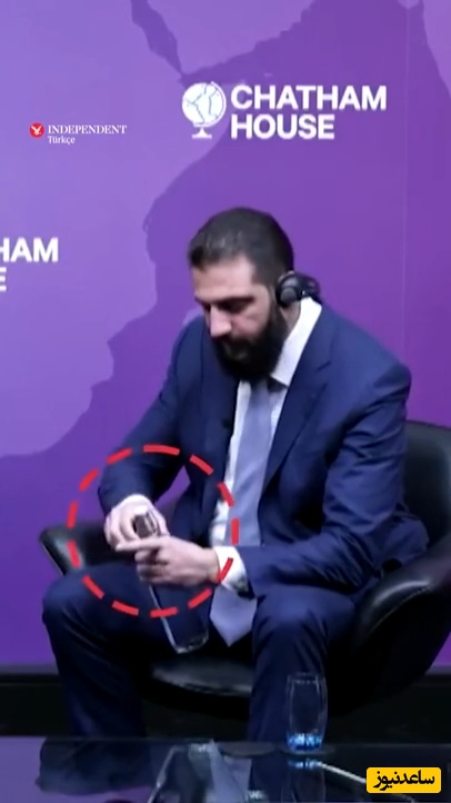 ببینید| این آبروریزی سگ اسرائیلی در جلوی هزاران نفر سوژه رسانه‌ها شد!/ جولانی نمی‌تواند  درب بطری آب را باز کند+ ویدیو