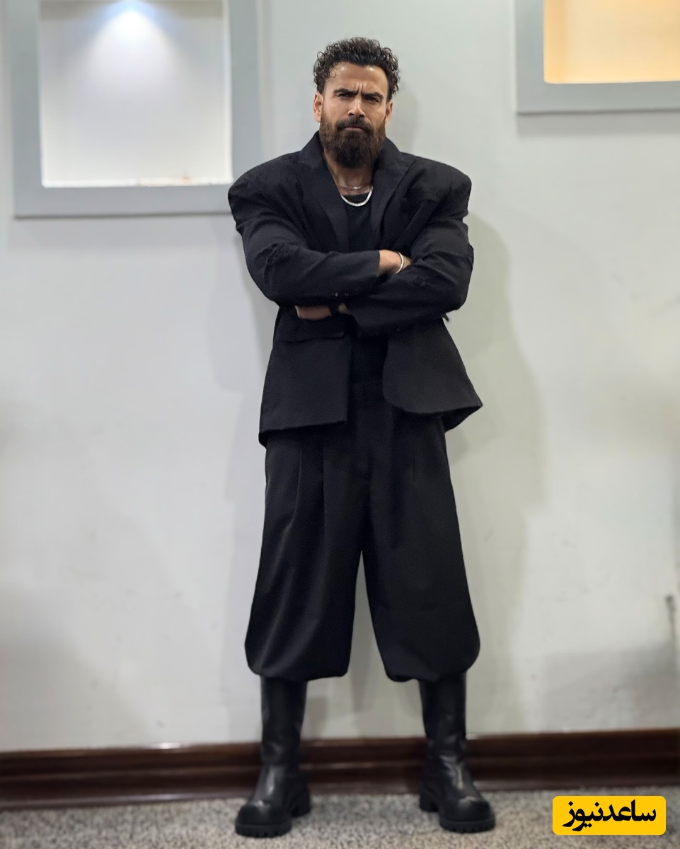 (فیلم) تیپ  رسمی معین زد در کنسرتش بعد جنجال و انتقاد مردم به لباس و کفش عجیبش؛ الان تیپ آقا منش زده!