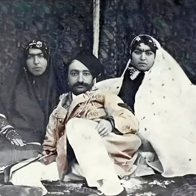 تصویری دیده نشده از دو تن از زنان حرمسرای ناصری دست در گردن خواجه حاجی سلیمان / اسامی با دستخط ناصرالدین شاه در بالای عکس نوشته شده است