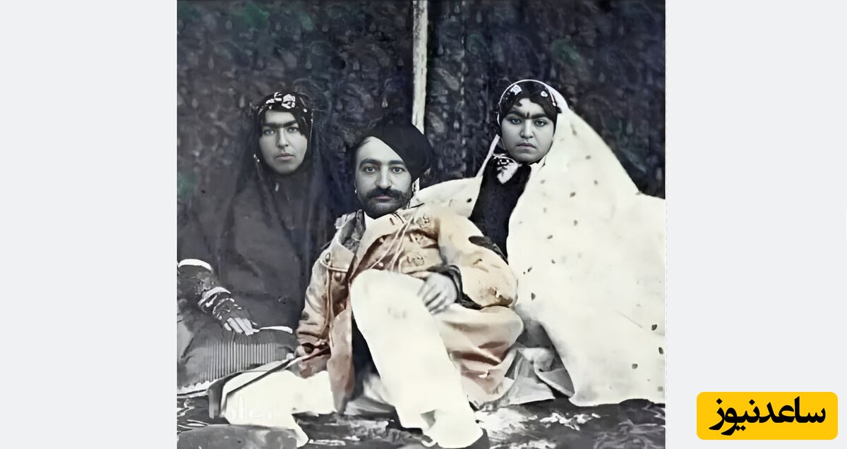 تصویری دیده نشده از دو تن از زنان حرمسرای ناصری دست در گردن خواجه حاجی سلیمان / اسامی با دستخط ناصرالدین شاه در بالای عکس نوشته شده است