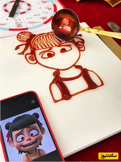 تصویر بده، آب‌نباتش رو تحویل بگیر؛ خلاقیت بامزه هنرمند خوش‌ذوق در ساخت آبنبات دلخواه مشتری فقط در 1 دقیقه+ویدیو/ من که دلم نمیاد بخورم😍