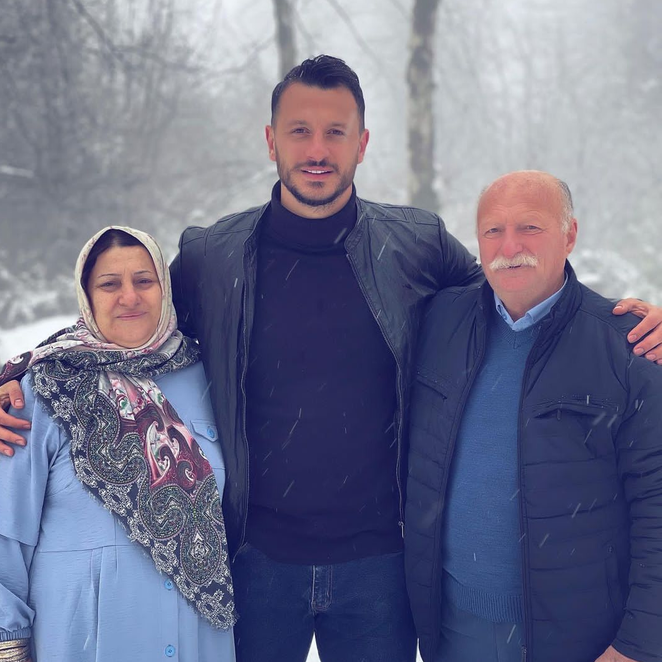 آرمان رمضانی در کنار پدر و مادر