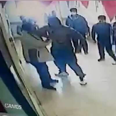 (فیلم) حمله هولناک پدر یک دانش آموز با قمه به معلم پسرش و ایجاد رعب و وحشت شدید در مدرسه ! 😳