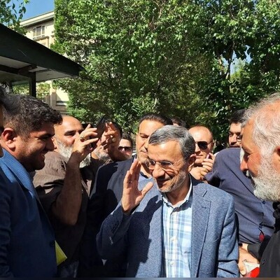 عرض ارادت حامیان محمود احمدی نژاد در تجمع شان برای درخواست کاندیدا شدن رئیس جمهور سابق+ویدیو/ از تلاش برای دستبوسی تا بازار داغ سلفی!