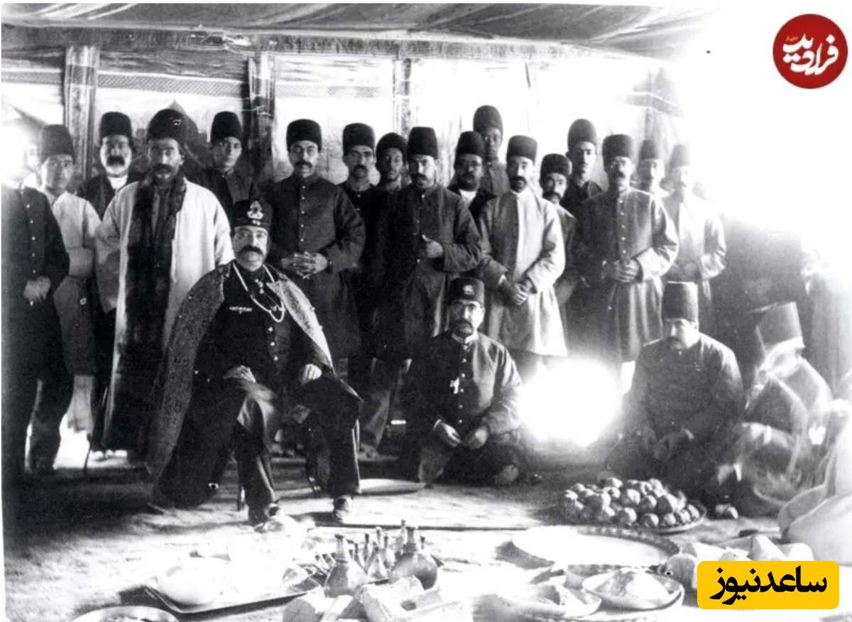 با جمعی از درباریان در روز «آشپزان» در سرخه حصار