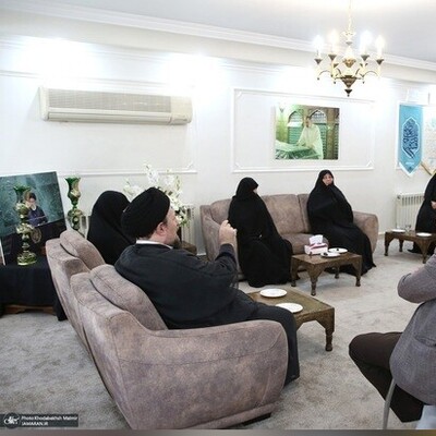 (عکس) نگاهی به محل زندگی رئیس جمهور شهید در حاشیه حضور سید حسن خمینی در منزل ایشان / خانه‌ای معمولیِ معمولیِ معمولی