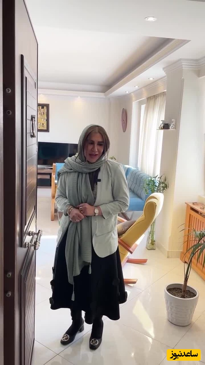 نگاهی به سلیقه خاص نسیم ادبی در انتخاب و چیدمان اثاث منزلش؛ از ترکیب رنگ زرد و آبی در مبلمان تا پذیرایی دلباز با فرشی لاجوردی رنگ شبیه پرهای طاووس+ویدیو/ چقدر باسلیقه👌