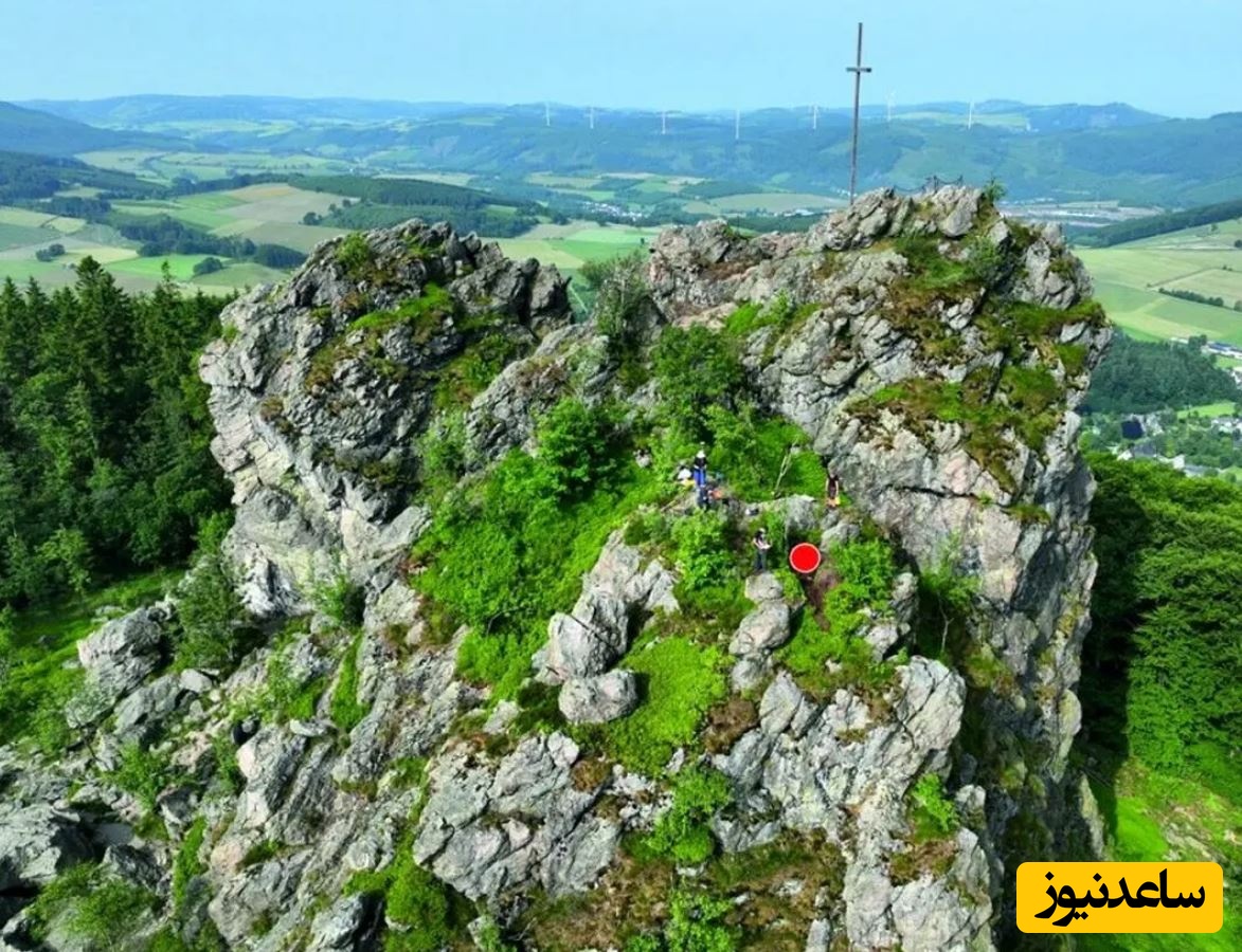 کشف تبرهای آهنی که 2 هزار سال قبل در بالای یک صخره دفن شده‌اند