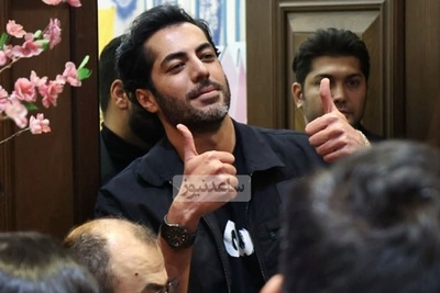 سلفی جالب نوید پورفرج و زنانی با پوشش خاص و روبنده قجری در بین جمیعت حاضر در پردیس سینمایی لوتوس مال/ اسکورت ویژه «رحیم نجار» در اکران عمومی بامداد خمار از پارکینگ تا مراسم با صدای محسن چاوشی