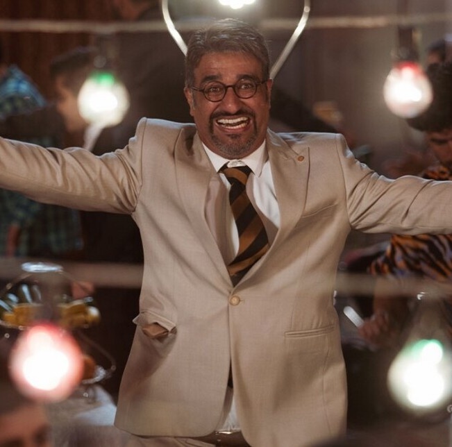 استندآپ کمدی؛ جملات انگیزشی روی دیوار مدرسه مثل فیلمای اصغر فرهادی پایان باز بود! / بیچاره پژمان جمشیدی غش کرد از خنده😂😂