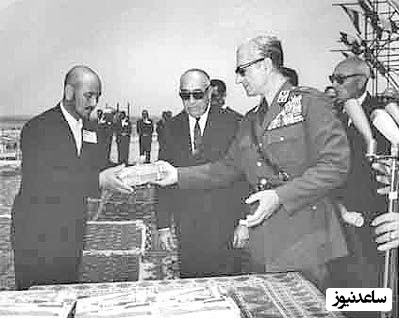 شاه در حال توزیع اسناد مالکیت در گنبد کاووس  منصور مزین در کنار محمدرضا پهلوی
