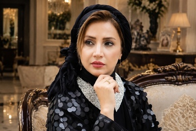 سلیقه عروس‌پسند شبنم قلی‌خانی، بازیگر دبی‌نشین در چیدمان دکوراسیون آپارتمانش؛ مبلمان قدیمی، پاراوان‌های هندسی، فرش‌های سنتی، آشپزخانه‌ای مدرن و...+فیلم