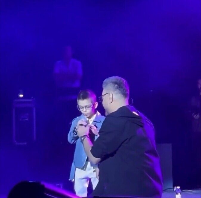 غوغای اجرای پسر ایرانی با خوانندگی آهنگ گرشا رضایی/ یکی از خداشه تو تنهایی هر شب کنارت باشه...