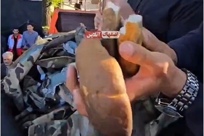 نمایش نان خشک، کوله‌پشتی و جلیقه نظامی متجاوزان آمریکایی در اصفهان؛ این نان در گلوی کسی می‌ماند که بخواهد به ایران تجاوز کند+فیلم