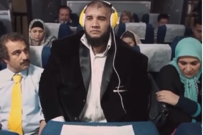 این پشت صحنه از پایتخت رو عمرا اگه دیده باشید؛ خنده‌های بامزه هما و نقی در هواپیما و هنگام نشستن مسافر غول‌پیکر بین این زن و شوهر😂+فیلم