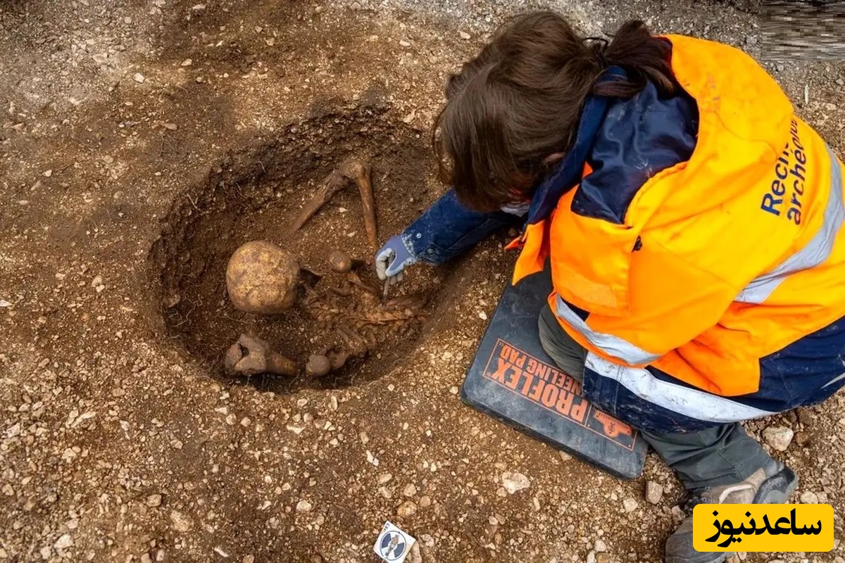 اسکلت‌های 2 هزارسالۀ «نشسته» در جریان بازسازی یک مدرسه از زیر خاک بیرون آمدند