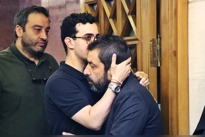 دنیا همینه! یه روز با خنده‌هاش خندیدیم، حالا باید تو غمش کنارش باشیم؛ سنگ‌تمام سلبریتی‌ها در مراسم ختم پدرعباس جمشیدی‌فر، بازیگر سریال اسباب زحمت+فیلم