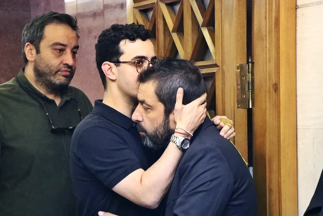 دنیا همینه! یه روز با خنده‌هاش خندیدیم، حالا باید تو غمش کنارش باشیم؛ سنگ‌تمام سلبریتی‌ها در مراسم ختم پدرعباس جمشیدی‌فر، بازیگر سریال اسباب زحمت+فیلم