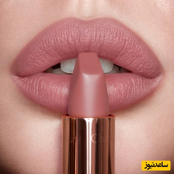 (ویدئو) چگونه از لکه شدن رژ لب جلوگیری کنیم؟ | راهنمایی حرفه‌ای برای ماندگاری و تمیزی رژ لب در طول روز