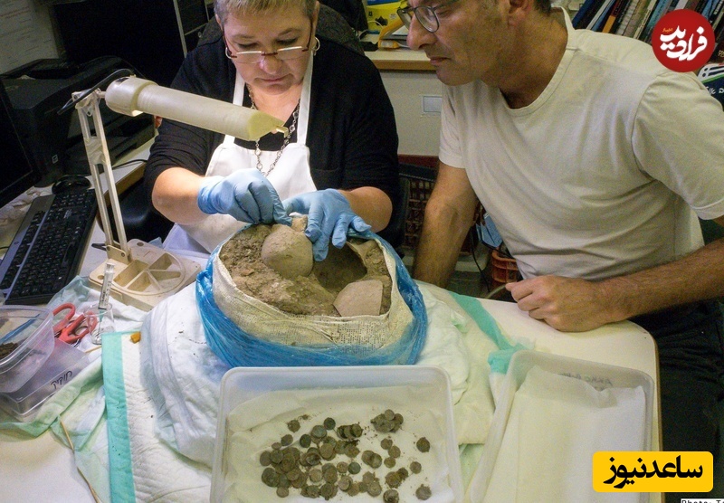 باستانشناسان خاک حاوی کوزه را به آزمایشگاه منتقل کردند و درآنجا سکهها را در شرایطی کنترل شده از کوزه بیرون آوردند