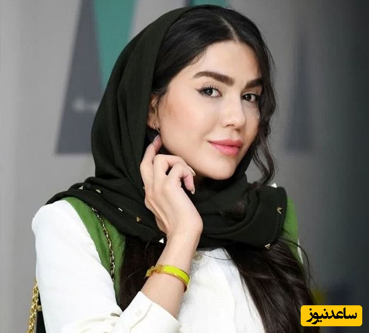 کافه گردی آزاده زارعی، بازیگر آوای باران با استایل و ژست خاصش / دخترا وقتی کافه میرن تا آلبوم عکس درست نکنند ول نمیکنن 🤣