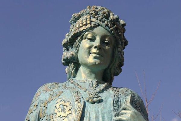 نصب مجسمه اولین زن تاریخ‌نگار جهان در سنندج