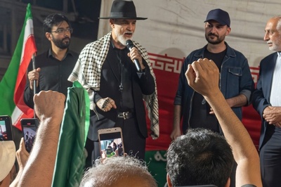 تماشا کنید| حضور تفنگدار آمریکایی با چفیه در اجتماعات مردمی ایران؛ از طرف کشوری که بدنیا آمدم از شما عذر میخواهم...