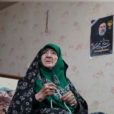 با گذشت یک ماه از فراق سیدابراهیم رئیسی؛ نگاهی به میز عزایِ ساده و بدون تجملاتی که مادر رئیس جمهور شهید برای پسرش جلوی درب خانه اش چید+عکس