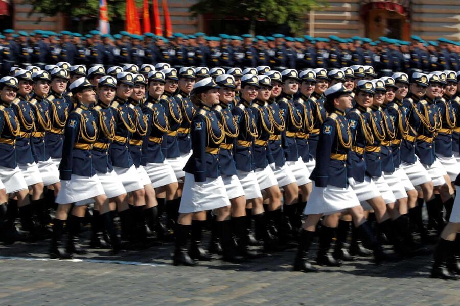 رژه بی نظیر زنان روس پسر ها رو مات و مبهوت کرد! +ویدئو