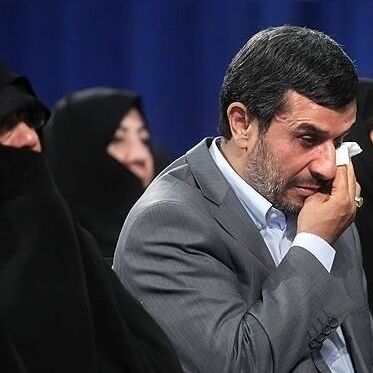 شبی که محمود احمدی نژاد مهمانِ خانه ابدی مادرش شد و در آن خوابید+عکس/روحش شاد و یادش گرامی...