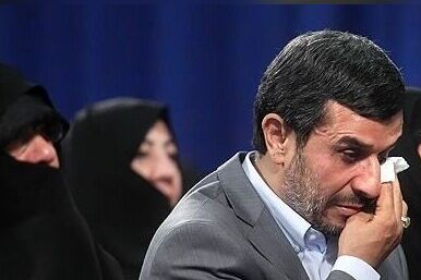شبی که محمود احمدی نژاد مهمانِ خانه ابدی مادرش شد و در آن خوابید+عکس/روحش شاد و یادش گرامی...