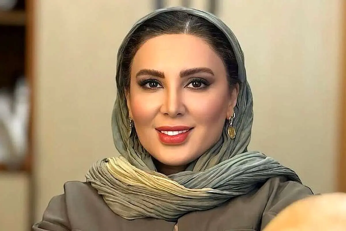 آفتاب گرفتن لیلا بلوکات کنار ساحل دریا در ایتالیا و شیطنت خاصش مقابل برج معروف پیزا