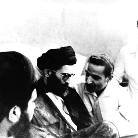 شهید محمدعلی رجایی در کنار آیت‌الله سید علی خامنه‌ای