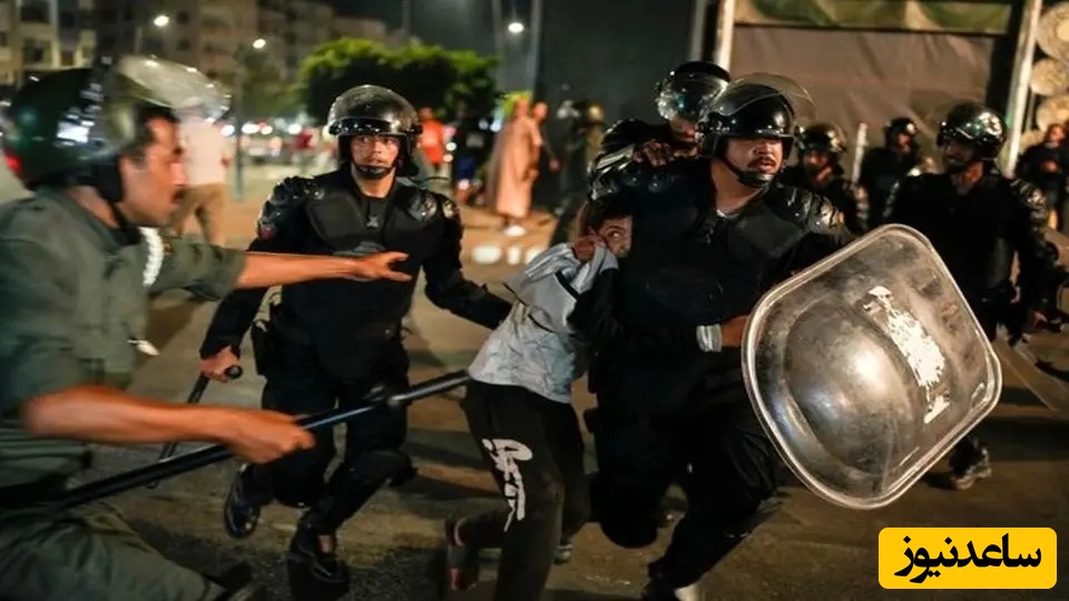 (ویدیو) سرکوب وحشتناک معترضان مراکش توسط پلیس!/  با ماشین از روی آن‌ها رد شد!