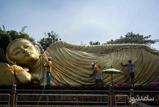 تمیز کردن مجسمه بودا در معبدی در اندونزی/ خبرگزاری فرانسه