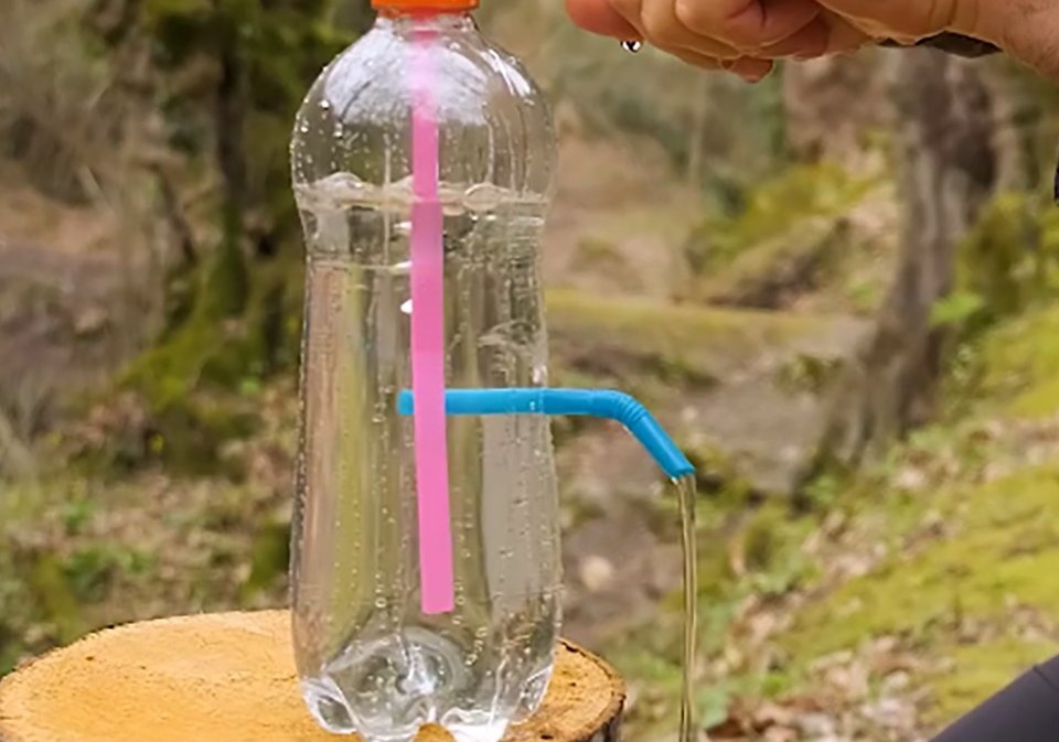 خلاقیت تحسین برانگیز مرد باهوش در قطعی آب، فقط ببینید چجوری با یک نی و بطری چجوری شیرآب سیار درست کرد / همینه که میگن هنر نزد ایرانیان است و بس